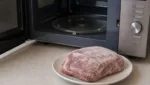 Mikrowelle Auftaufunktionen sicher verwenden: Tipps fuer gleichmaessiges Auftauen